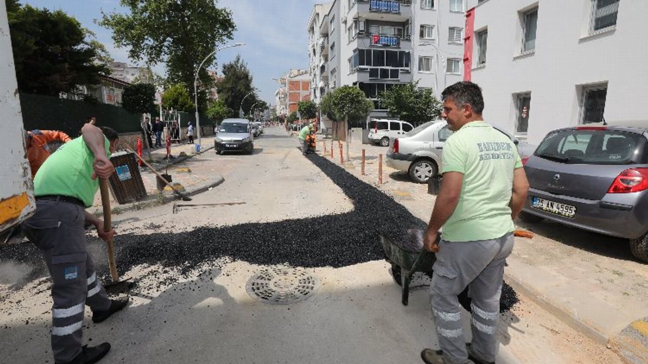 İzmir Narlıdere'de asfalt mesaisi