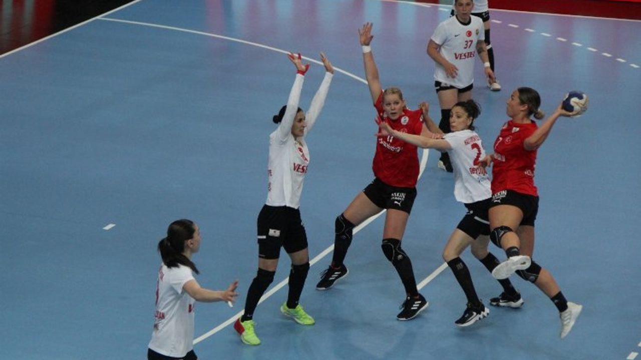 Kadınlar Süper Ligi'de Kastamonu ve Konyaaltı finalde