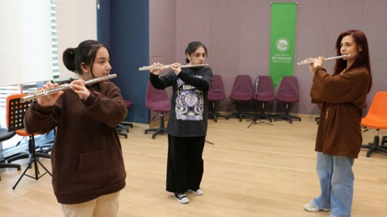 Sakarya'da çocuklar yan flüt öğreniyor