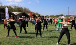 İzmitli kadınlar zumba ile eğlenerek spor yaptı