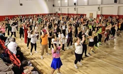 350 kadın kursiyer Dünya Dans Günü’nde zumba gösterisi yaptı
