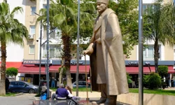 İzmir'de Narlıdere Belediyesi, Atatürk anıtı’nı bakıma aldı