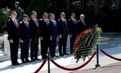 Bakan Yerlikaya'dan Bakü'de Aliyev’in kabrine ziyaret