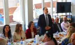 İzmir Karabağlar'ın  mahalle muhtarlarından Başkan Kınay’a sürpriz kahvaltı