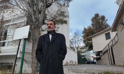 Şarkı, duygusallıktan çok enerjisi ve güncel diliyle ön plana çıkıyor.