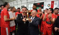 Memduh Büyükkılıç halı sahaya ayak bastı