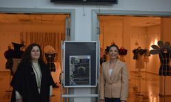 Egeli moda tasarım öğrencileri atık kumaşları sanata dönüştürdü