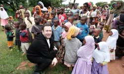 Ünlü iletişimci Özgür Aras'tan Afrika'ya umut taşıyan yolculuk