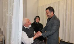 Denizli'de bayram mesaisindeki personele ve hastalara ziyaret