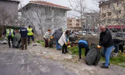 İstanbul Maltepe'de gönüllülerle birlikte bayram temizliği