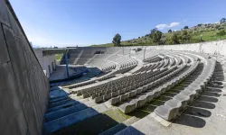 İzmir'de Aşık Veysel Amfi Tiyatro'ya yeni sezon öncesi bakım