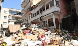 Karabağlar'da 'çöp ev'den 12 kamyon atık çıkarıldı