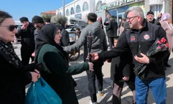 Nevşehir Belediyesi kadınlara binlerce çiçek dağıttı