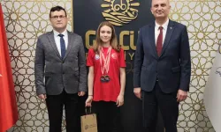 Gölcüklü şampiyon milli yüzücüden Başkan Sezer'e ziyaret