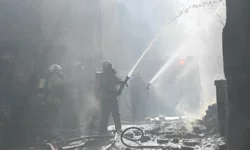 İzmir Konak'ta bina yangını kontrol altında