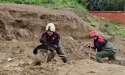 İzmir Torbalı'da çamura saplanan iki çocuğu itfaiye kurtardı