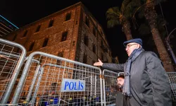 İzmir'de gece nöbetine devam... CHP'li Tanal pense ile plastik kelepçeleri kesti!