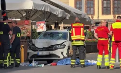 Almanya'da araç yayalara daldı! 2 ölü, çok sayıda yaralı var