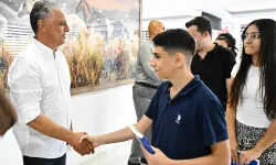 Antalya Muratpaşa'da başarılı öğrenciler hediye çekiyle ödüllendirildi