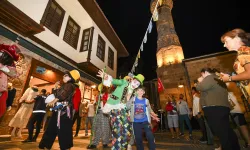 Antalya'da büyüleyici kortej Kaleiçi'nde karnaval havası estirdi