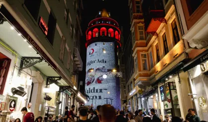 Simgesel yapılar kırmızıya büründü