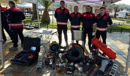İzmir'de deprem anması: Arama kurtarma ekipmanları sergilendi