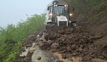Trabzon'da heyelan sonrası 4 yol açıldı