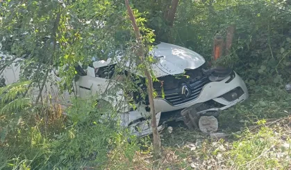 Düzce'de otomobil şarampole kaydı: 3 yaralı!