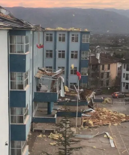 Düzce'de çatısı hasar gören okulda eğitime 1 gün ara!