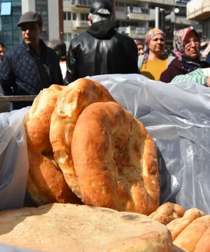 Manisa Gördesliler'den iki saatte 2 bin pide