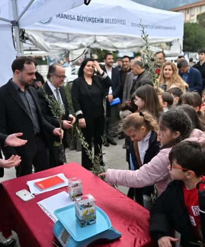 Manisa'da atık piller toplanıyor, fidanlar toprakla buluşuyor