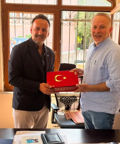 İzmit Belediyesi'nden muhtarlara doğum günü ziyareti
