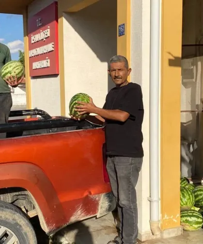 Karpuzlarını ihtiyaç sahipleriyle paylaştı... Tarlasından muhtarlığa uzanan iyilik