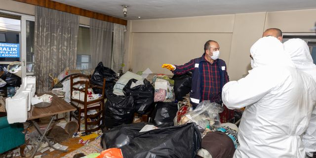 Çöp ev operasyonun da 4 kamyon atık çıktı