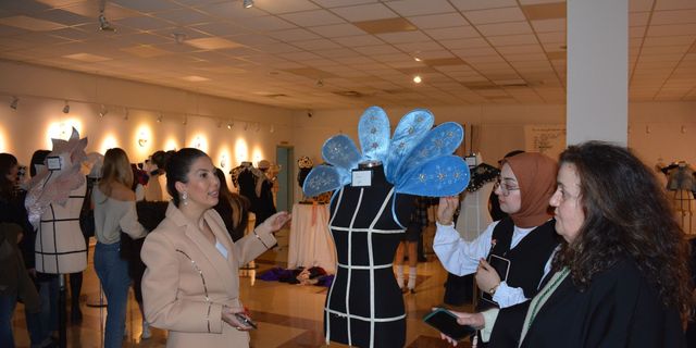 Egeli moda tasarım öğrencileri atık kumaşları sanata dönüştürdü