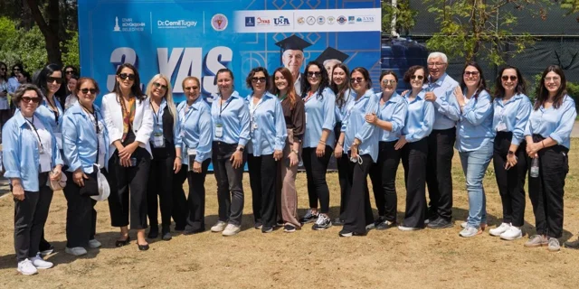 İzmir'de 3. Yaş Üniversiteleri gençlik enerjisi yayıyor
