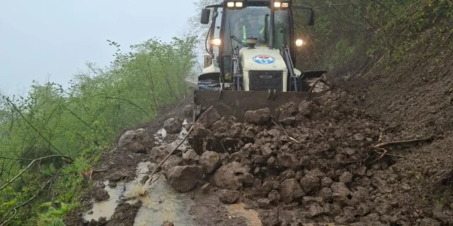 Trabzon'da heyelan sonrası 4 yol açıldı