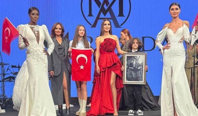 Çırağan Sarayında Muhteşem Hülya Albayrak Defilesi...