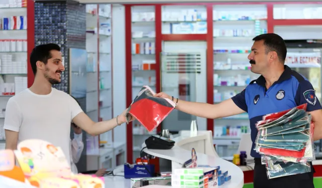 İzmir Narlıdere Belediyesi esnafa bayrak dağıttı