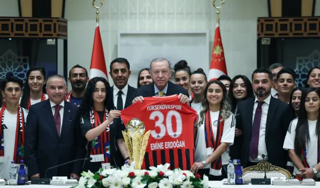 Cumhurbaşkanı Erdoğan, Yüksekovaspor Kadın Futbol Takımı’nı ağırladı