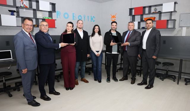 İzmir’de Okul-Sanayi İş Birliğiyle Okullara Bilgisayar Bağışı Yapılıyor