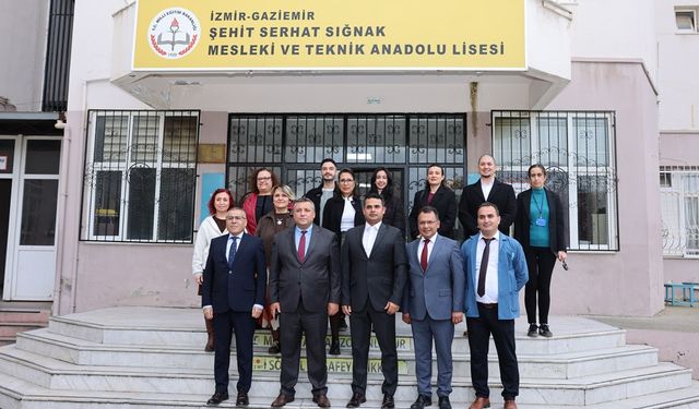 İzmir’de Okul-Sanayi İş Birliğiyle Okullara Bilgisayar Bağışı Yapılıyor