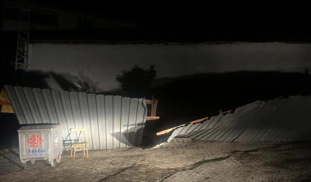 Karesi'de şiddetli rüzgar samanlığın çatısını uçurdu