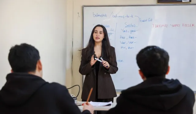 Antalya Büyükşehir'in gençlere eğitim desteği sürüyor