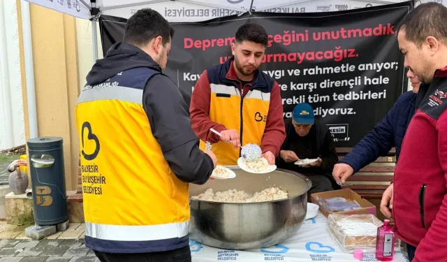 Balıkesir'de depremde hayatını kaybedenler için pilav hayrı