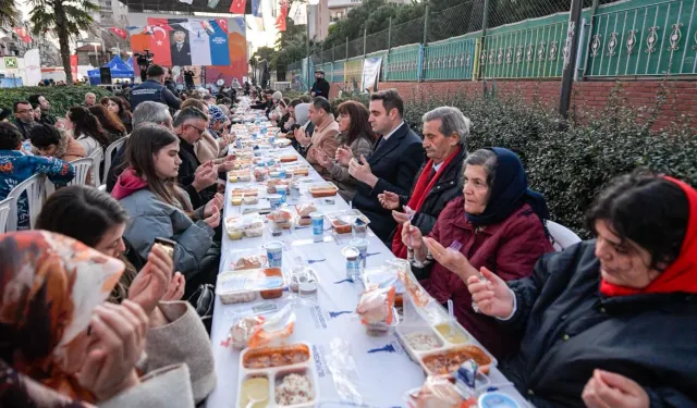 İzmir Büyükşehir bu kez Karşıyaka'da sofra kurdu