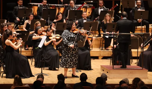 İzmir Oda Orkestrası, Küden ile aynı sahnede