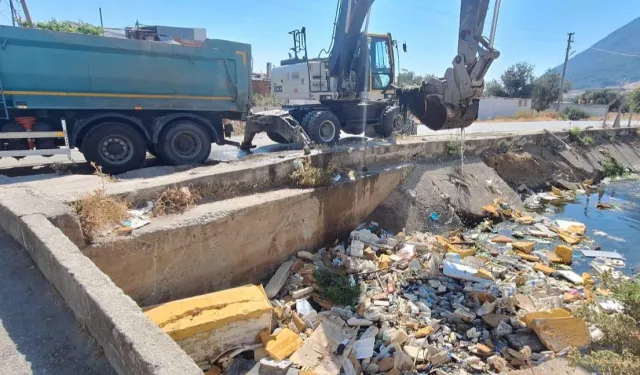 Manisa'da Bozköy Deresi'nde 150 kamyonluk dev temizlik