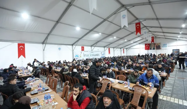 Memduh Büyükkılıç 'kardeşlik sofrası'nda iftar açtı