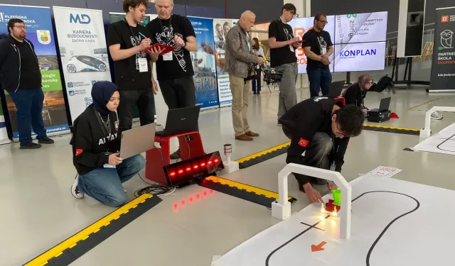 Bursalı öğrencilerden Çekya'da robotik başarısı